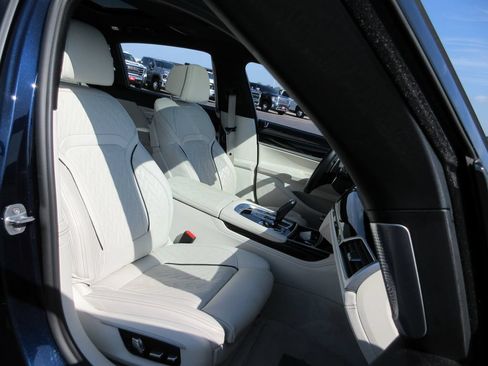 Used 2020 BMW 745e xDrive AWD/4WD image 23