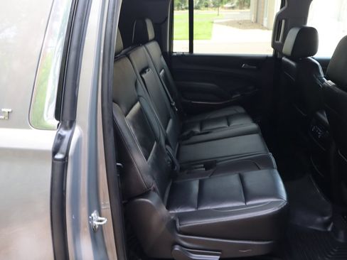 Used 2019 Chevrolet Suburban LT RWD image 23