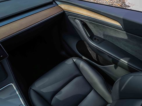 Used 2025 Tesla Model Y Long Range image 16