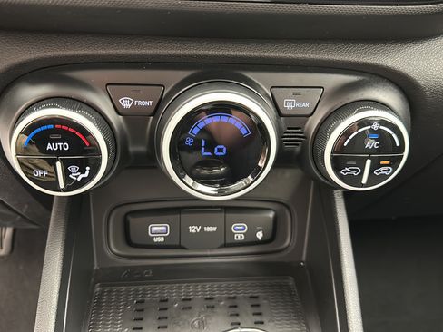 Used 2025 Hyundai Venue Limited FWD image 20