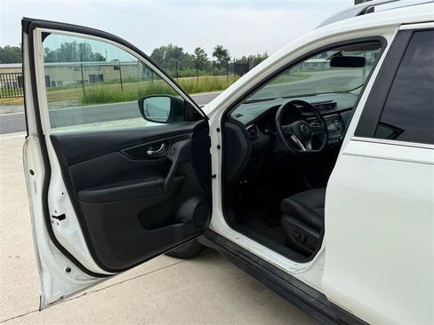 Used 2017 Nissan Rogue SV FWD image 5
