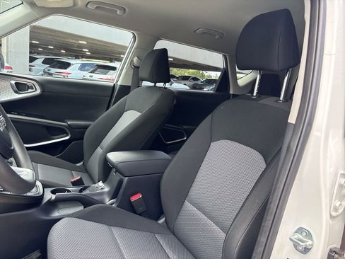 Used 2025 Kia Soul LX w/ LX Technology Package FWD image 13