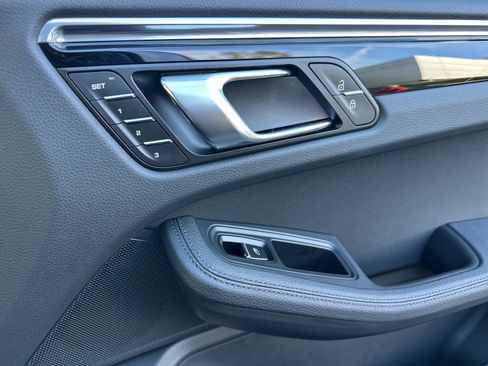 Certified 2025 Porsche Macan AWD/4WD image 19