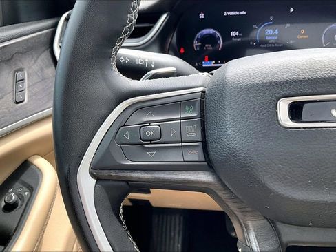 Used 2023 Jeep Grand Cherokee Limited w/ Luxury Tech Group II image 24