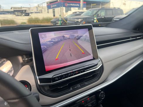 Used 2025 Jeep Compass Limited image 24