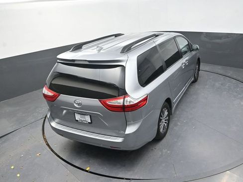 Used 2018 Toyota Sienna XLE FWD image 18