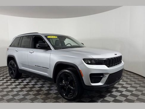 Used 2023 Jeep Grand Cherokee Altitude AWD/4WD image 1