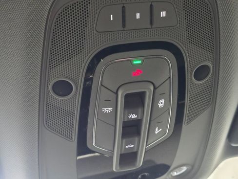 Used 2020 Audi Q5 e Prestige w/ Prestige Package image 47