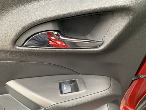 Used 2025 Chevrolet Trax RS w/ Sunroof Package image 23