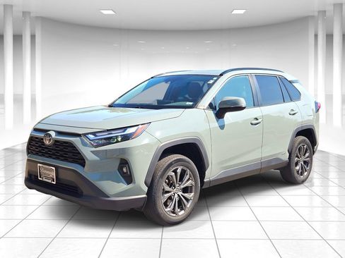 Used 2022 Toyota RAV4 XLE Premium AWD/4WD image 7