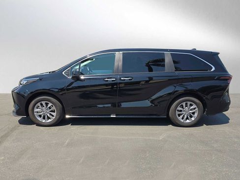 Certified 2025 Toyota Sienna XLE FWD image 6
