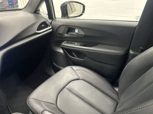Used 2025 Chrysler Pacifica Select FWD image 13
