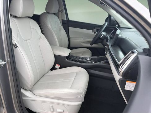 Used 2025 Kia Sorento EX image 11