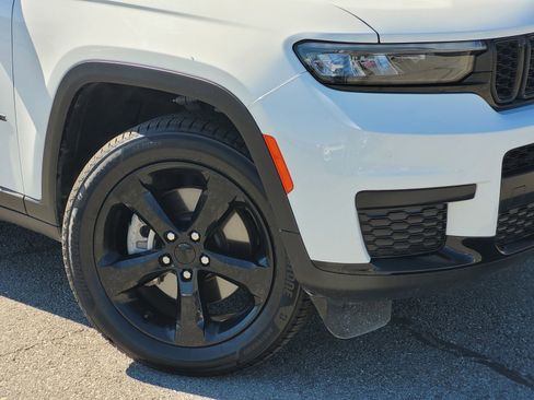 Used 2023 Jeep Grand Cherokee L Laredo image 9