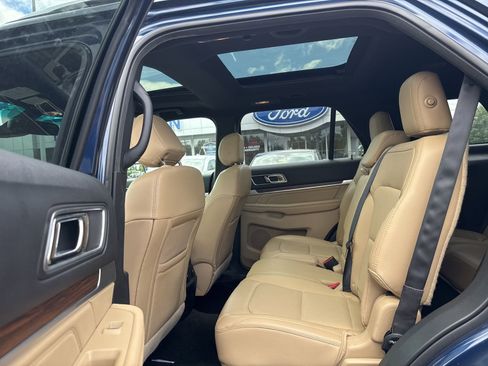 Used 2017 Ford Explorer Limited w/ Equipment Group 301A AWD/4WD image 8