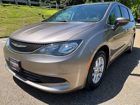 Used 2017 Chrysler Pacifica Touring FWD image 32