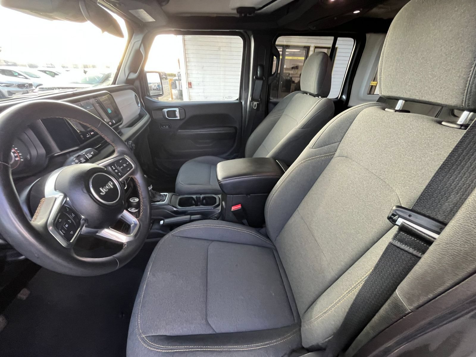 Used 2025 Jeep Wrangler Unlimited Sahara AWD/4WD image 25