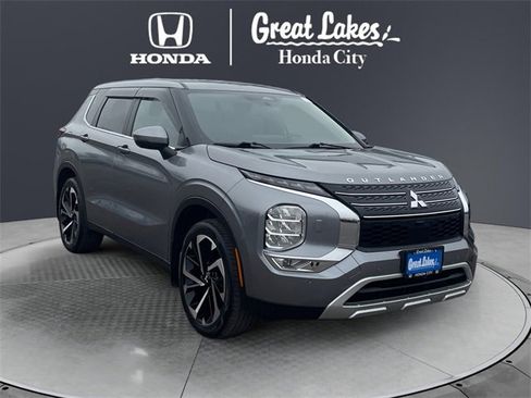 Used 2023 Mitsubishi Outlander SE image 1
