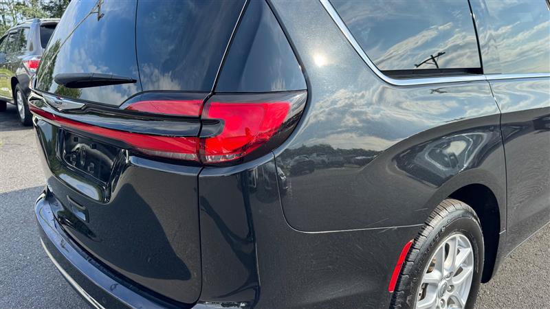 Used 2024 Chrysler Pacifica Touring FWD image 25