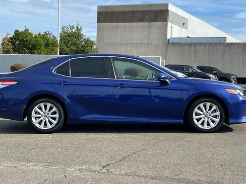 Used 2018 Toyota Camry LE image 6