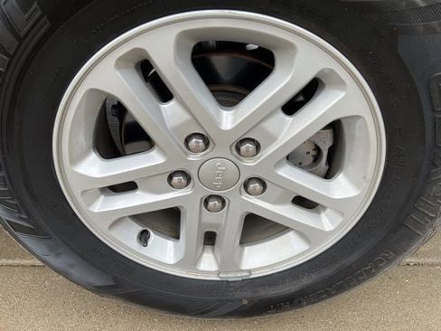 Certified 2023 Jeep Grand Cherokee Laredo w/ Luxury Tech Group I image 10