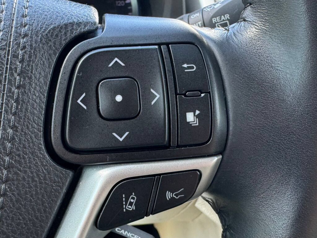 Used 2019 Toyota Highlander XLE AWD/4WD image 28