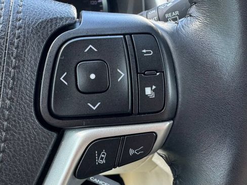 Used 2019 Toyota Highlander XLE AWD/4WD image 28