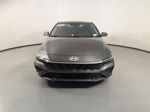 New 2025 Hyundai Elantra SE image 2