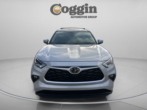 Used 2021 Toyota Highlander XLE image 9