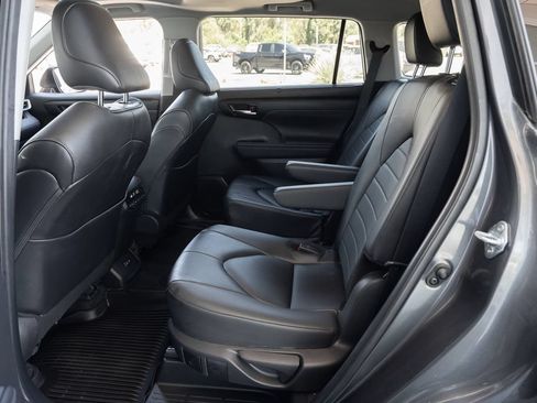Used 2024 Toyota Highlander XLE AWD/4WD image 41