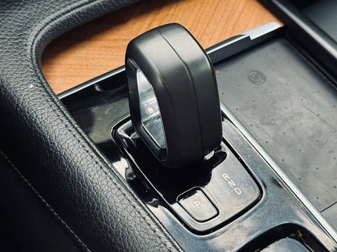 Used 2022 Volvo S90 B6 Momentum image 16