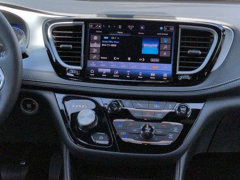 Used 2026 Chrysler Pacifica Limited FWD image 18