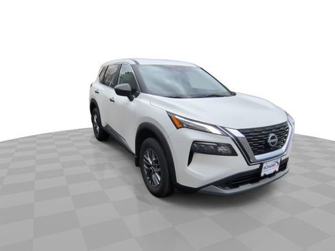 Used 2023 Nissan Rogue S image 2