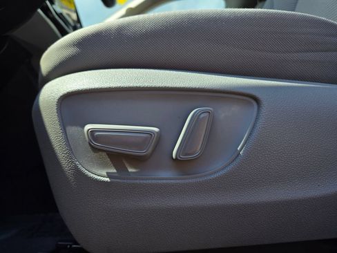Used 2024 Toyota Highlander LE FWD image 18