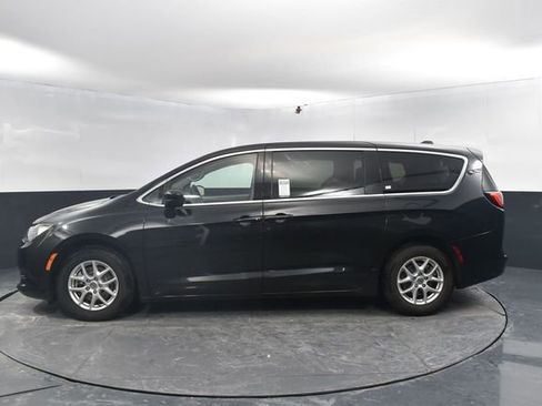 Used 2023 Chrysler Voyager LX image 5