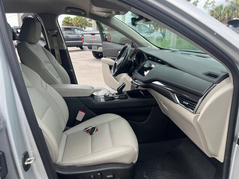 Used 2022 Cadillac XT4 Luxury w/ Driver Awareness Package FWD image 13