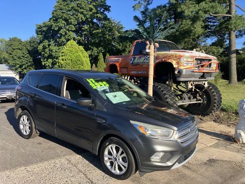 Used 2017 Ford Escape SE FWD image 2
