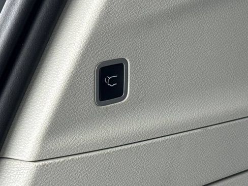 Used 2023 Chrysler Pacifica Touring-L FWD image 23