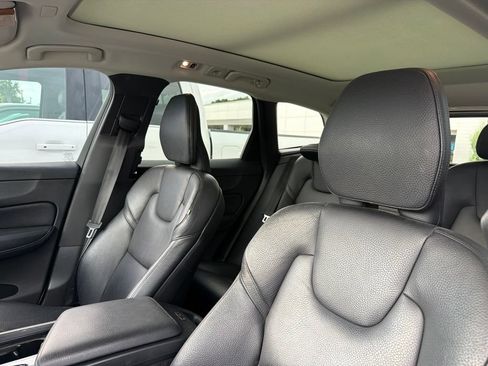 Used 2021 Volvo XC60 T6 Momentum AWD/4WD image 8