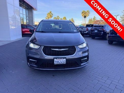 Used 2023 Chrysler Pacifica Touring-L image 2