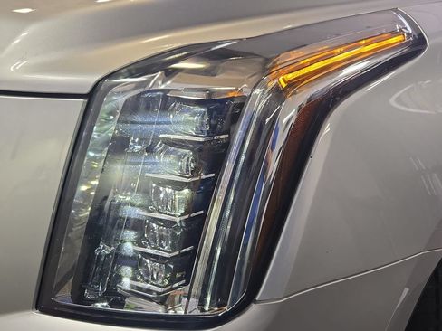 Used 2018 Cadillac Escalade ESV Premium Luxury AWD/4WD image 36