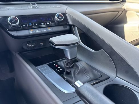 Used 2024 Hyundai Elantra SEL FWD image 13