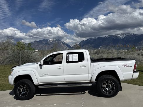Used 2010 Toyota Tacoma 4x4 Double Cab image 2