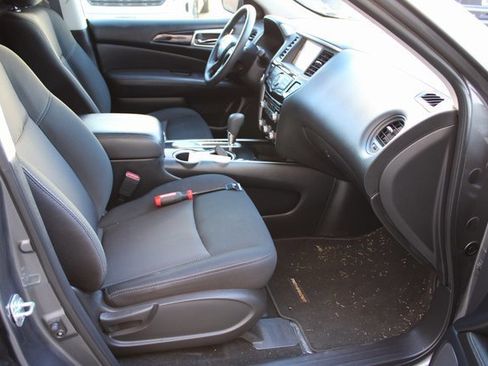 Used 2019 Nissan Pathfinder S image 16