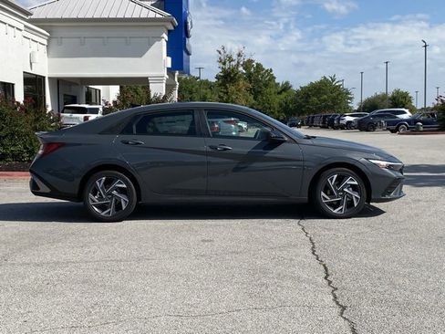 New 2025 Hyundai Elantra SEL image 8