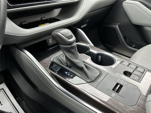 Used 2023 Toyota Highlander Platinum image 18