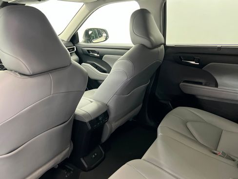 Used 2021 Toyota Highlander XLE AWD/4WD image 20