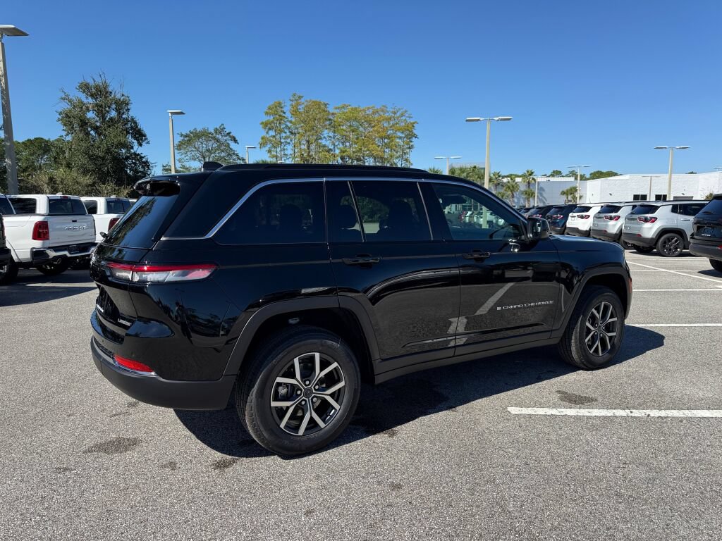 New 2027 Jeep Grand Cherokee Laredo RWD image 3