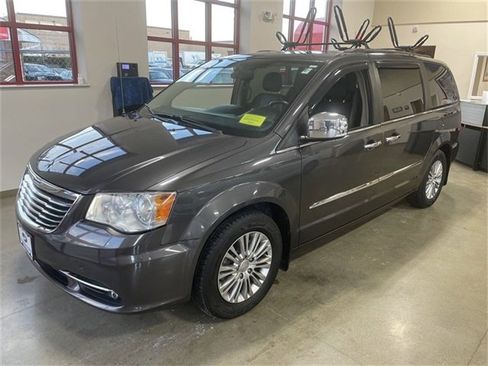 Used 2015 Chrysler Town & Country Touring-L w/ Driver Convenience Group image 2