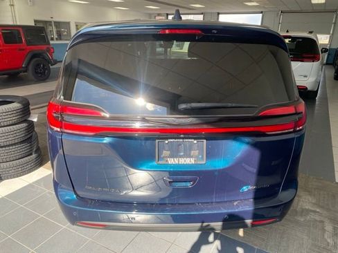 Used 2022 Chrysler Pacifica Touring-L w/ S Appearance Package FWD image 4